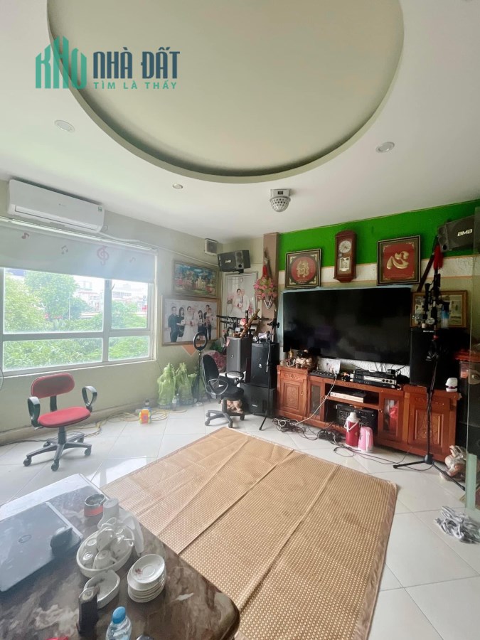 Bán căn nhà 5 tầng rộng 60m2 tại Cầu Giấy, tiện ích ngập tràn, có thể ở hoặc cho thuê đều được