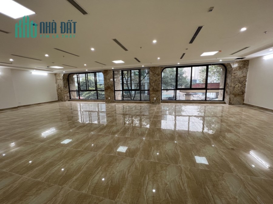 Cho thuê tòa nhà 8 tầng khu phố - Hoàng Quốc Việt DT 130m2. Giá 130 triệu/tháng