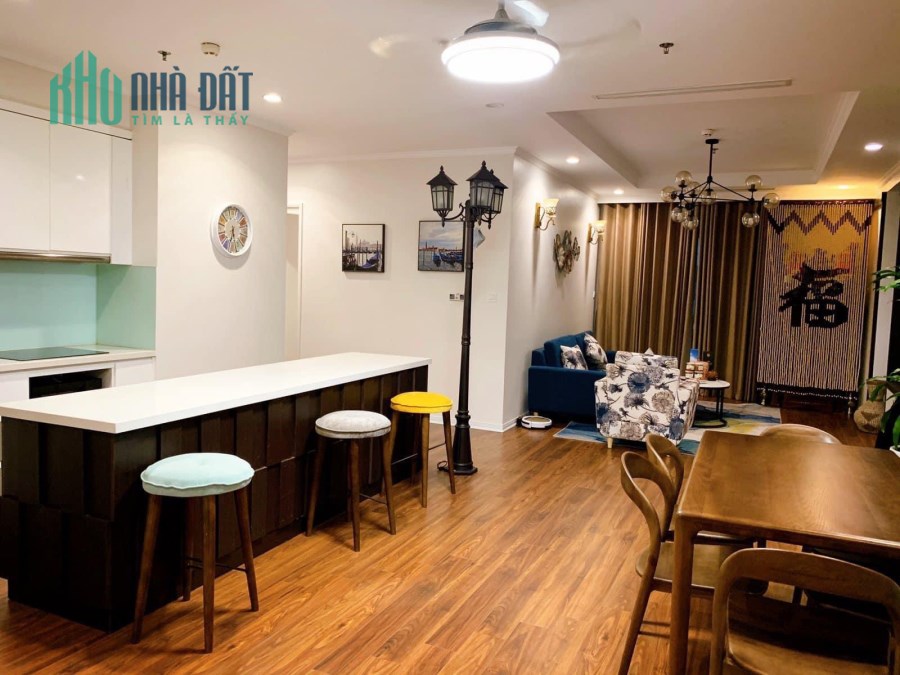 Cần bán căn hộ chung cư 4 phòng ngủ rộng hơn 100m2 tại Royal City, giá cả thương lượng hợp lý
