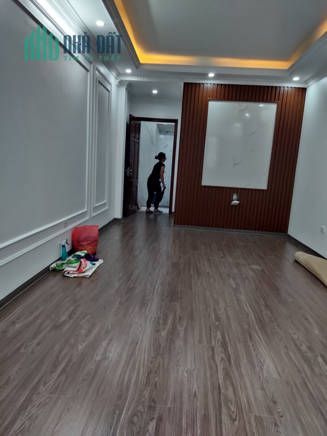 Bán nhà ngõ 381 phố Nguyễn Khang dt 40 m2 x 6 t thang máy giá 7.8 tỷ
