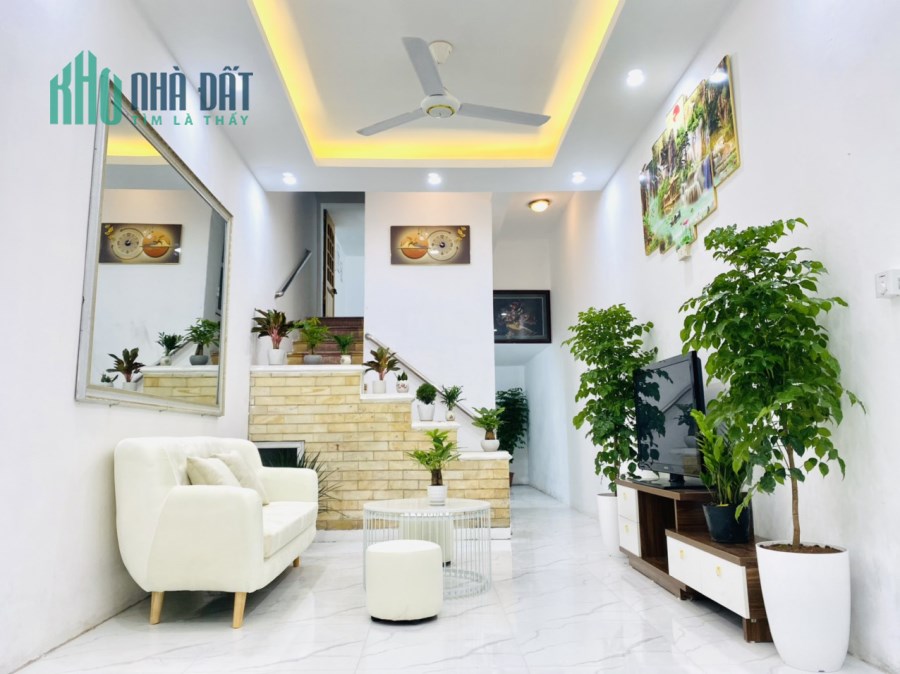 Bán nhà ngõ 89 Lạc long Quân dt 46 m2 x 4 t đẹp giá 4.5 tỷ