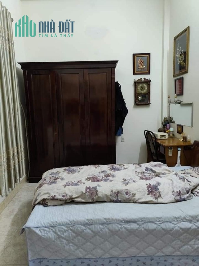 Căn nhà  hơn 40m2 ở Hoàng Cầu ngay khu vực trung tâm, nhà có sẵn sân to để xe