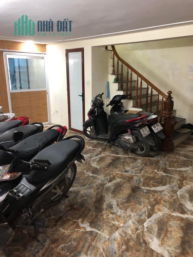 Căn nhà hơn 50m2 tại Định Công, xây 8 tầng, nhiều phòng cho thuê giữ tiền
