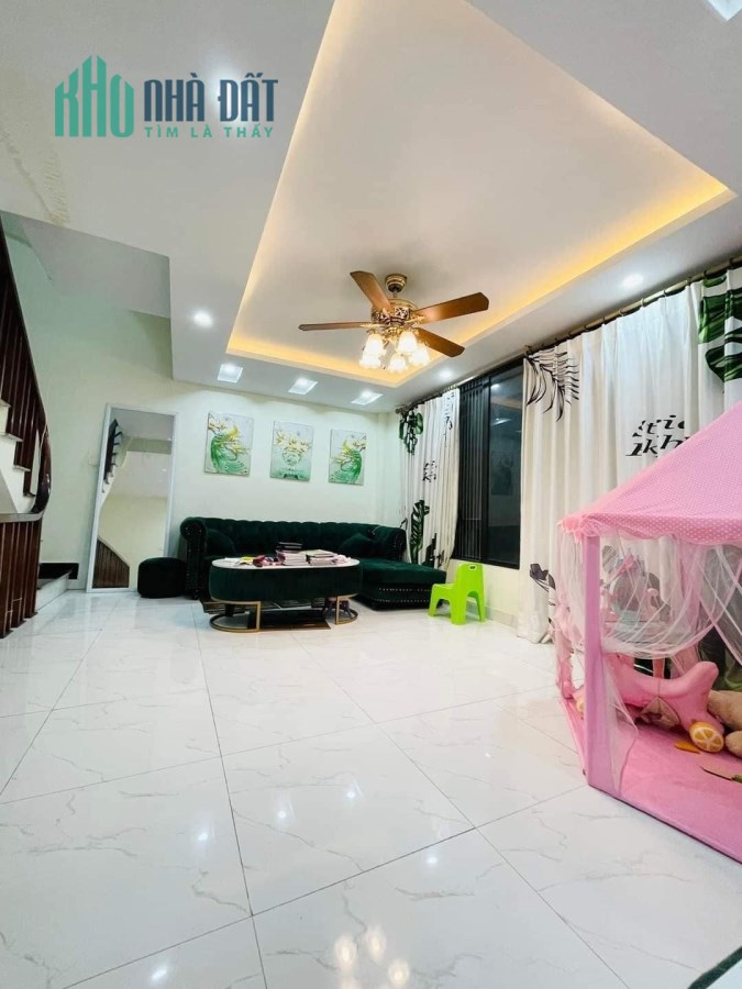 Nhỉnh 3 tỷ là có ngay  căn nhà 5 tầng tại Mễ Trì, giao thông đi lại thuận tiện