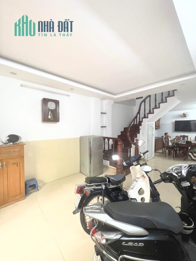 Chính chủ bán ngay căn nhà 36m2 tại Khương Trung, ô tô đỗ ngay cửa