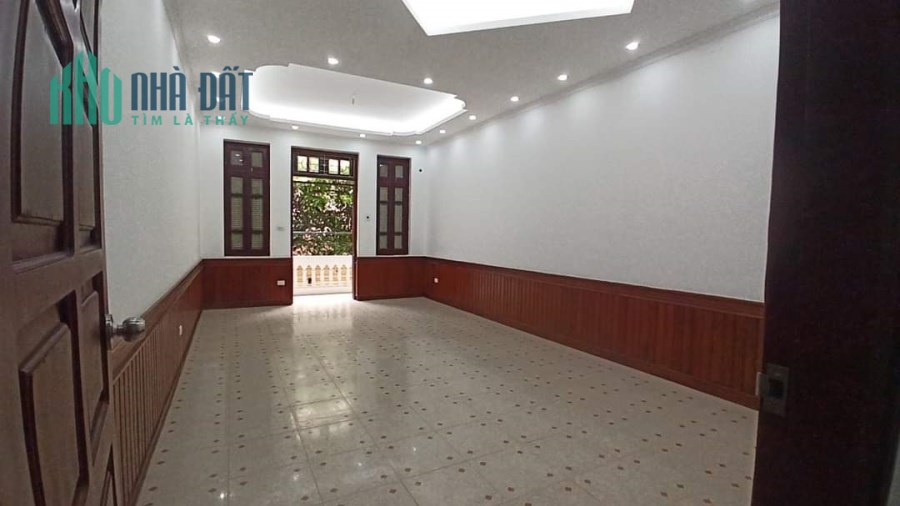 Sao còn không nhanh tay mua ngay căn nhà tại Hoàng Ngân, đường thông thoáng