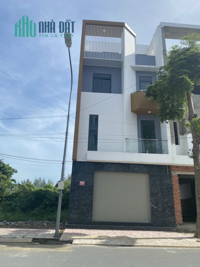 Bán nhà 1 trệt 2 lầu, SHR, Gần chợ Bình Chánh