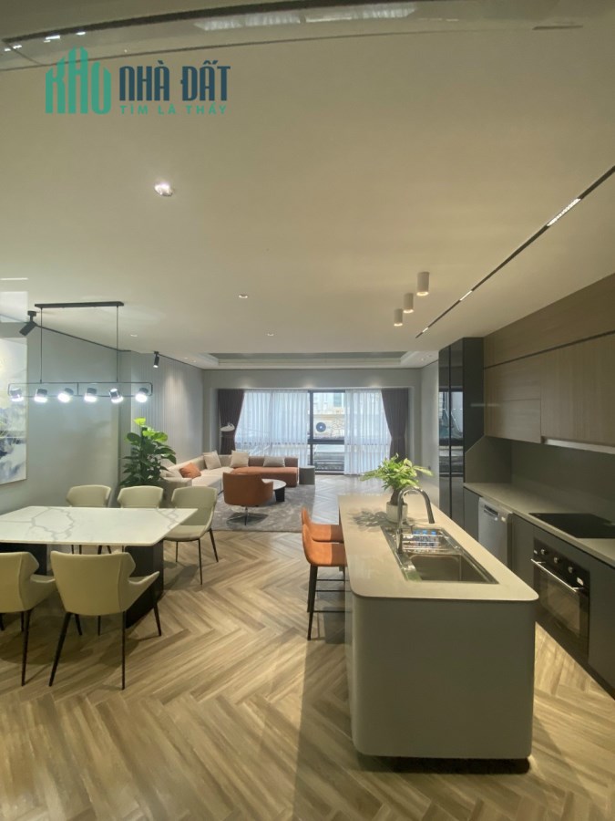 Hiếm, nhà 7 tầng, thang máy, lo góc, 7 chỗ vào nhà phố Nguyễn Văn Cừ, Long Biên