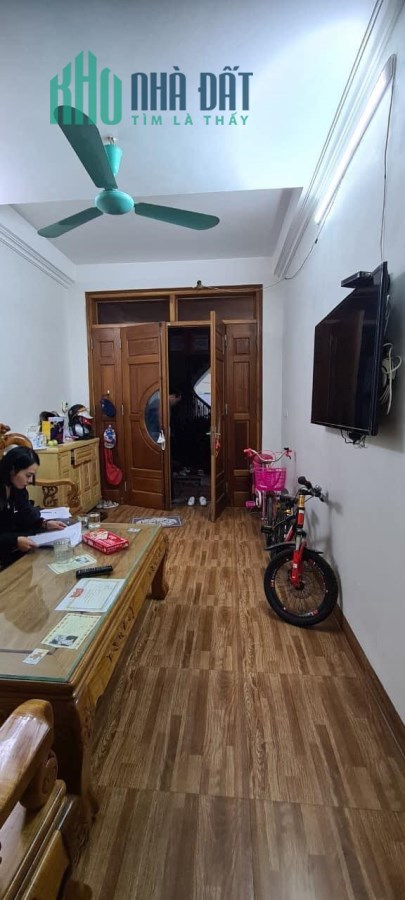 Chủ cần bán nhà 35m2 để chuyển nhà rộng hơn tại Tổ 2 Đa Sỹ giá 3,2 tỷ. Liên hệ 0987684645, Nhàn78