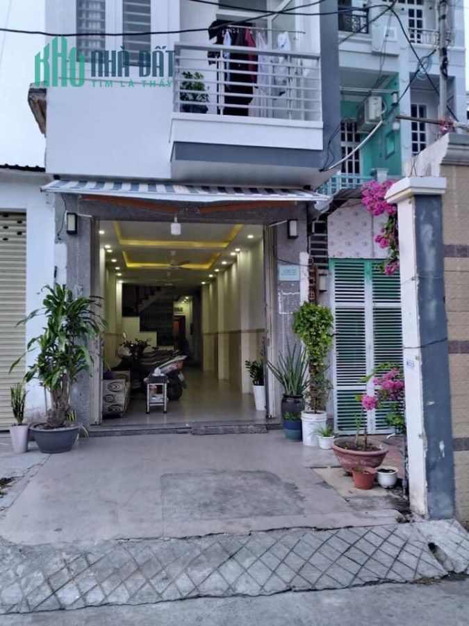 bán nhà TTTP Nha Trang 3 căn liền kề cách biển chỉ 300m có 7 căn hộ cho thuê lh 0985451850