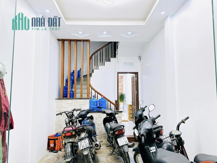 GÀ ĐẺ TRỨNG VÀNG.CCMN 6 TẦNG 10P CHO THUÊ.NGÕ NÔNG BA GÁC CHẠY VÙ VÙ.