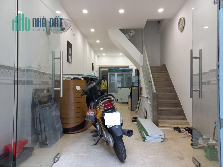 Nhà 3 tầng BTCT - Xe hơi đỗ cửa - Nở hậu nhẹ - 38m2 - Chỉ 10.5 tỷ