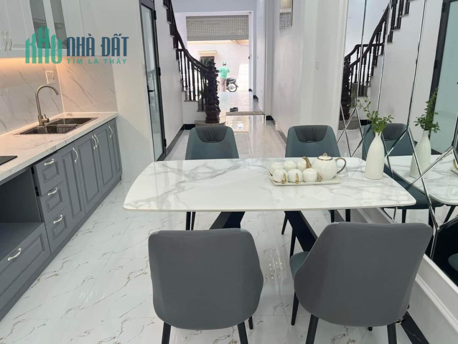 nhà 5 tầng đẹp như tranh.  Giá thì rẻ như bèo. oto 7 chỗ vòa nhà mà giá có nhỉnh 5 tỷ