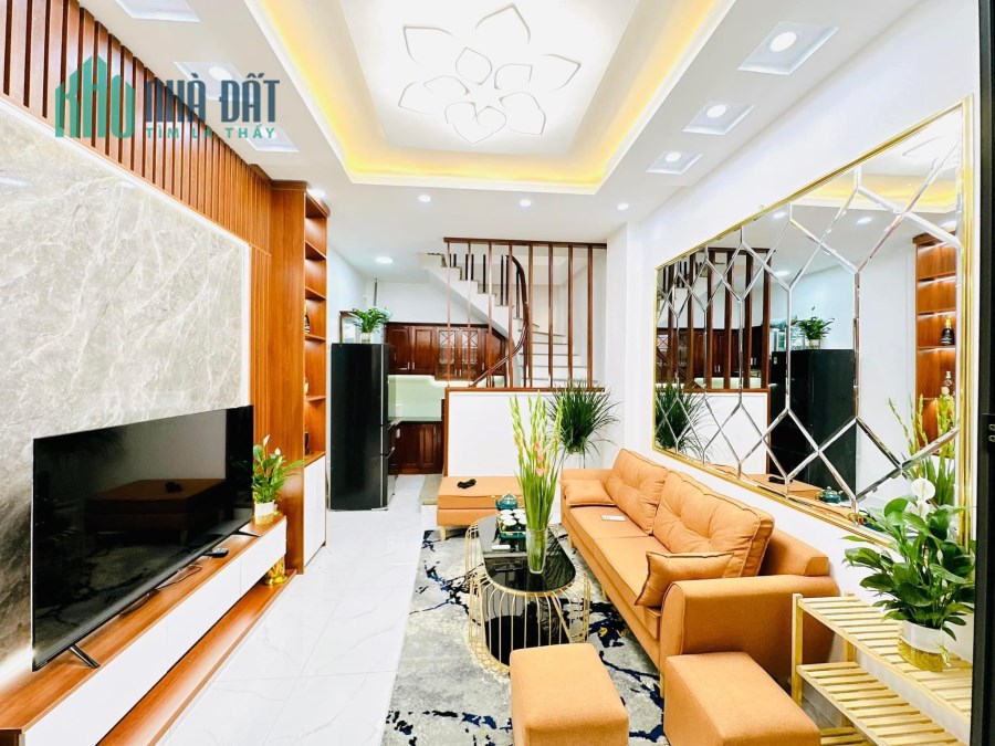 Bán gấp nhà Đê La Thành, Đống Đa 36m2 x 4T, ngõ thông, vị trí đắc địa