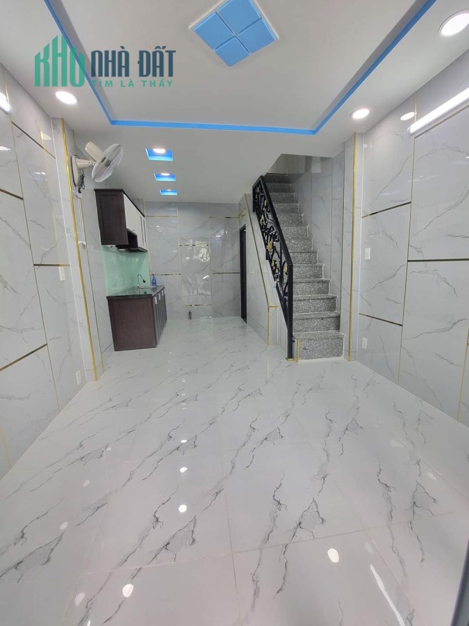 Hẻm xe hơi Hai mươi thước Q4 Cách Quận 1,2,5,7 có 100 m Ngang 3,4,x 6- 2 tấm có 2 tỷ..