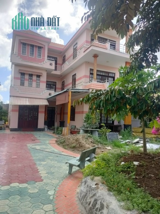 BÁN BIỆT THỰ SIÊU ĐẸP CÓ 1-0-2 TẠI THỊ TRẤN GIỒNG TRÔM, TỈNH BẾN TRE