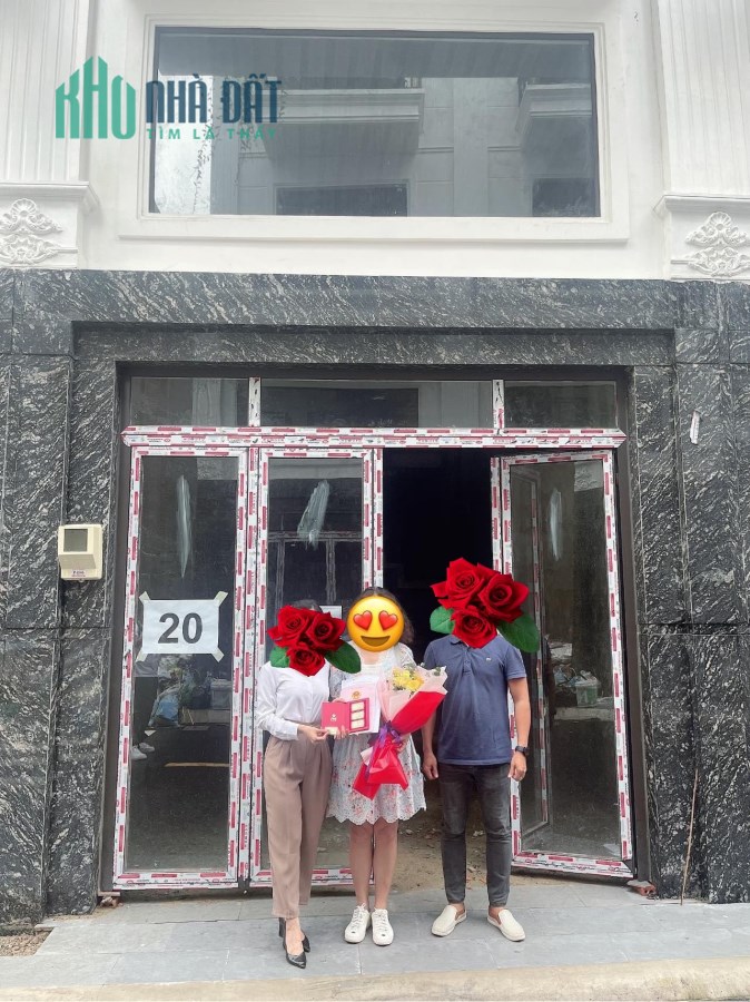 Nhà phố Quận 12 với thiết kế 3 tầng và 1 tum mái nằm trong khu dân cư đông đức.