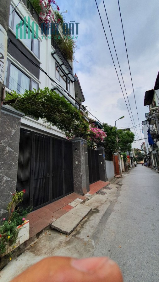 Hiếm có khó tìm, nhỉnh 2 tỷ có nhà mặt phố Ngọc Thuỵ, Dt 20m, nhà 2.5 Tầng.