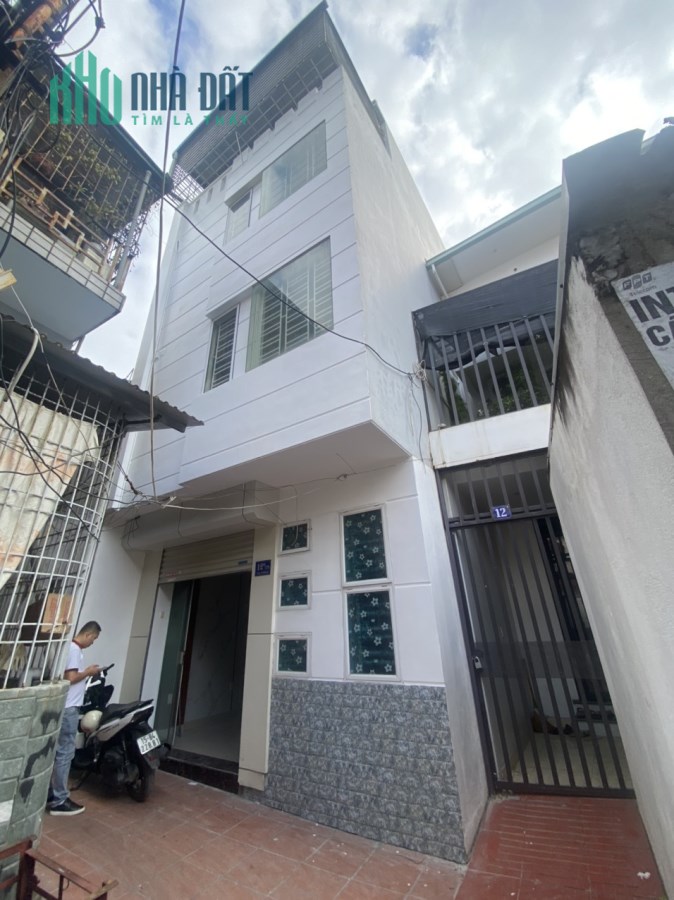 - Giảm gía kịch sàn bán nhà Phố Đà Nẵng
- Diện tích :  46m : nhà 4 tầng 4 pn 3 vs phòng thờ , sân