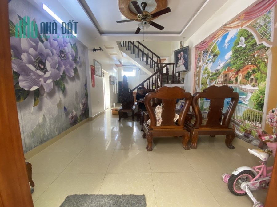 Chính chủ bán nhà 4 tầng độc lập ngõ 474 Đà Nẵng nhà 3 mặt thoáng
- Công năng : 4 phòng ngủ, 3 vệ