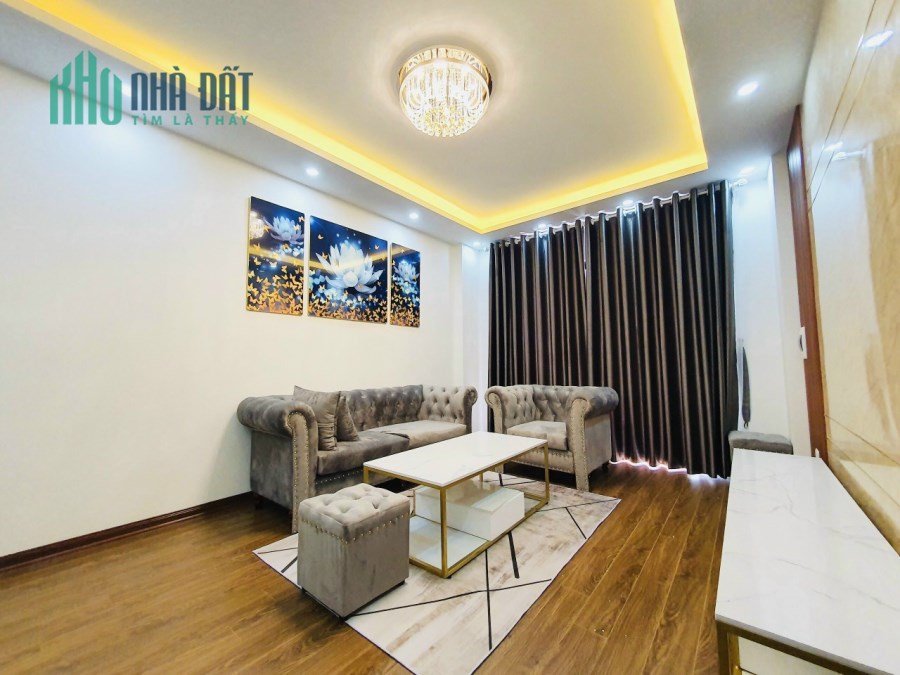 Cần bán gấp ! Gia Thụy, Long Biên, 41m, 5 tầng, ô tô vào nhà, 60m ra ô tô tránh, 5,4 tỷ