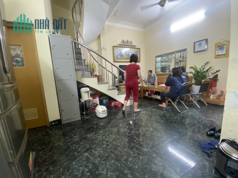 - Bán nhà 3 tầng độc lập dân tự xây Phố Lê Lai ( ngõ tô ô tô để ngay đêm được cách nhà 20m )
- Diện