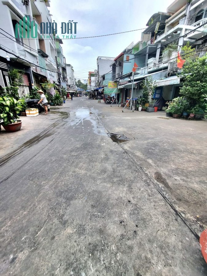 Hẻm xe hơi Hai mươi thước Q4 
Cách Quận 1,2,5,7 có 100 m
 Ngang 3,4,x 6.5 m 2 tấm có 2 tỷ.. SỔ