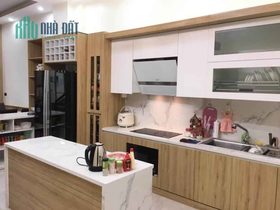 Gia đình cần bán gấp Mặt phố Huế giá 20 tỷ, dt 50m2, MT 6,5m, KD đắc địa