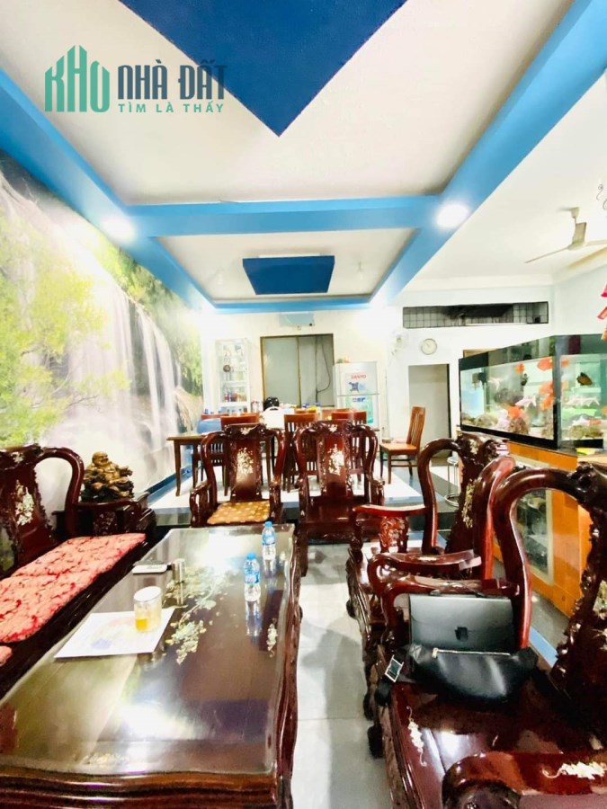 Bán Biệt Thự VIP Bàu Cát, Tân Bình, 123m2, 3 Tầng Đẹp, Ngang Gần 8m, Chỉ 21 Tỷ.