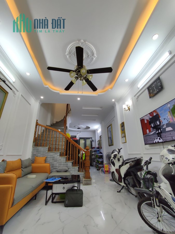 BÁN NHÀ PHỐ TÂN MAI: 40M2, 3 TẦNG, 3 BƯỚC RA PHỐ, NGÕ THÔNG. 4 TỶ