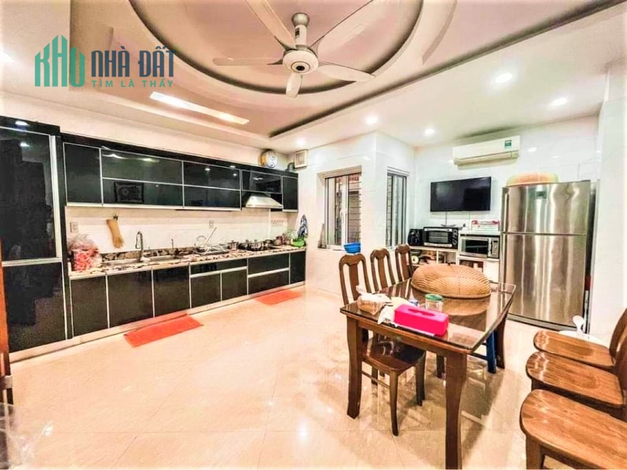 Cửa sổ khắp nơi, rực sáng, 3 thoáng. Bán nhà Hoàng Quốc Việt 54m2*6T. MT5m. OTO. Nhích 6tỷ