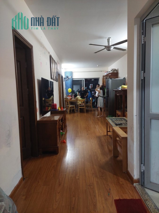 Bán gấp chung cư Scitech Tower 304 Hồ Tùng Mậu 75m, 3PN, chỉ 2.2 tỷ.
lh 0394392185