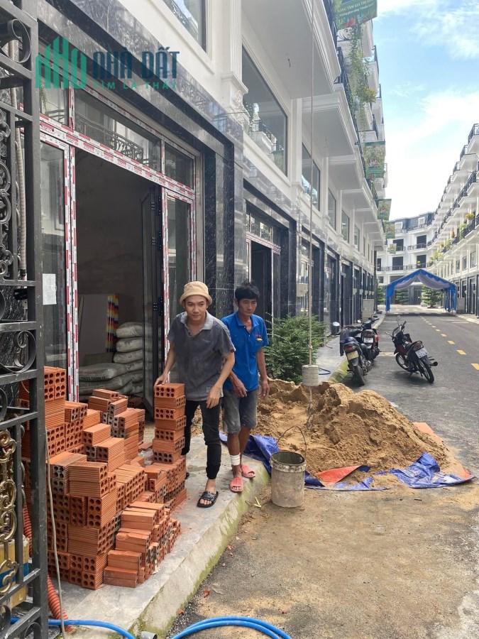 Cần bán lại căn nhà phố dt 75m2 tại Quận 12, sổ sẵn sang tên công chứng liền tay