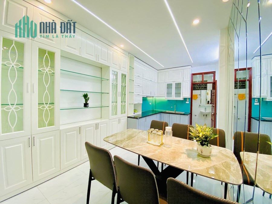Bán nhà dân xây phố Cát Linh, 45m 5T, MT 4.2m. Ngõ thông, kinh doanh nhỏ. 5.8 tỷ. 0836797686