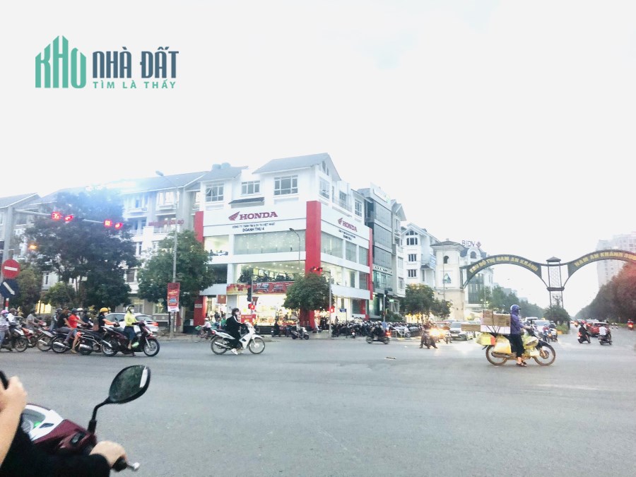 Bán biệt thự lô góc-mặt phố tại cổng KĐT Nam An Khánh-300m2-100 tỷ-7 tầng thang máy-mặt tiền 35m