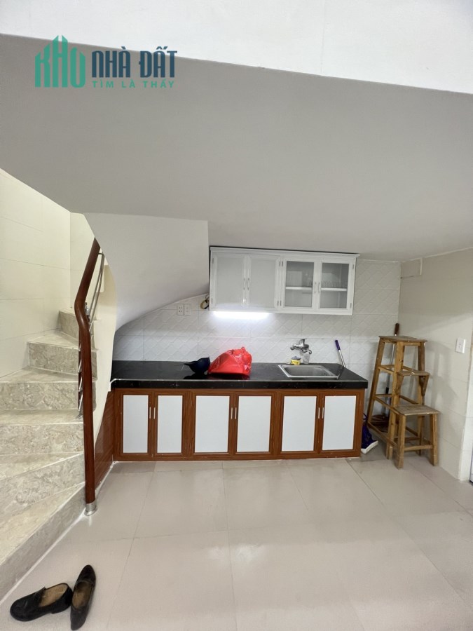 Bán Nhà NGõ Hòa Bình Đống Đa Ngõ ba gác nhà đẹp ở ngay Dt 28 m2 4 tầng Giá 2 tỷ 650 lh Huyền