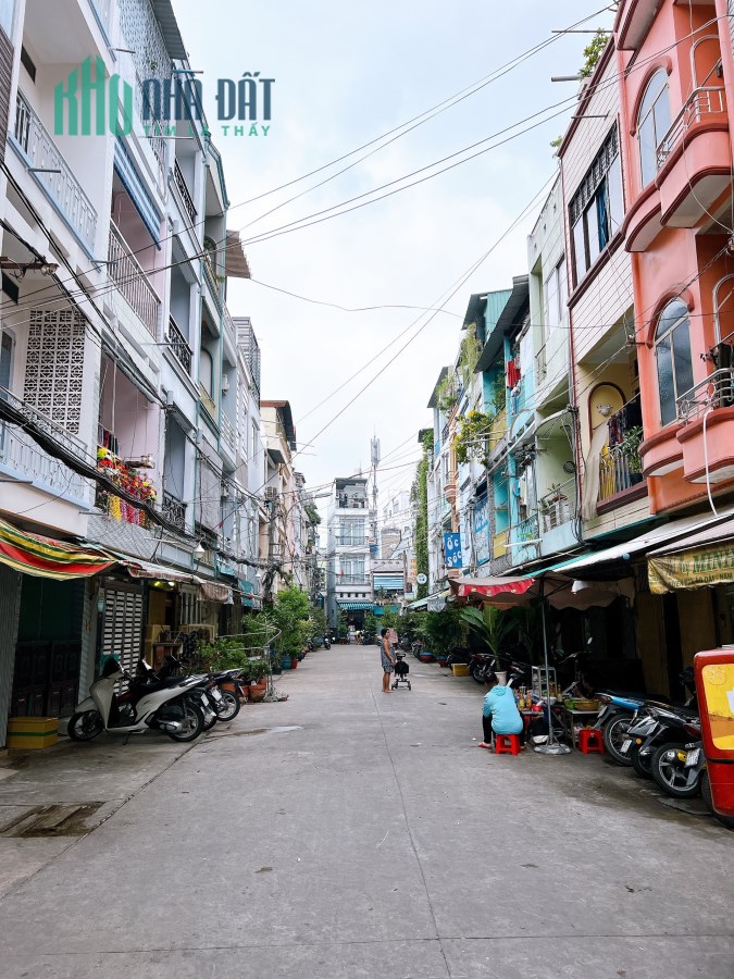 Mặt tiền  kinh doanh Hoàng Diệu Dt 63 m 
Xe Tải đậu trước nhà Q4 cách Q1,2 có 100 m