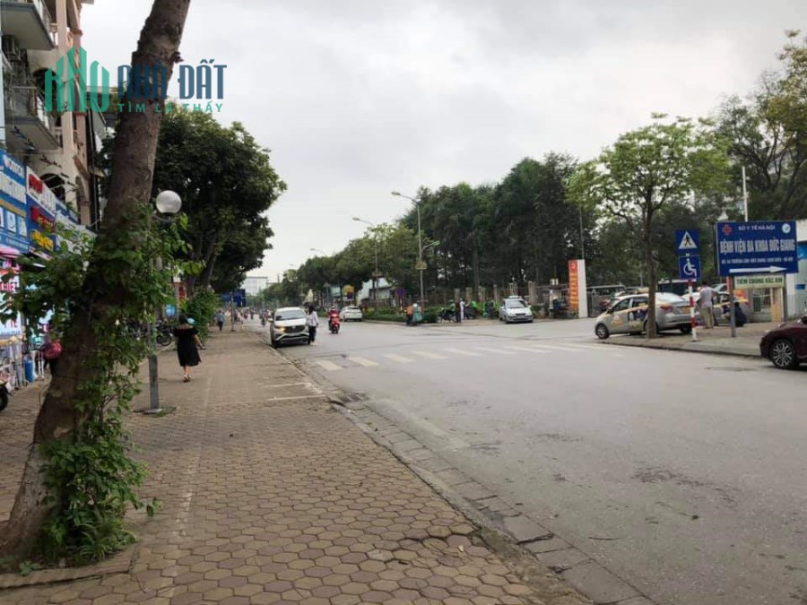 Mặt phố Nguyễn Văn Cừ, 5 T, vỉa hè, xe tải đỗ cửa, giá trong ngõ.