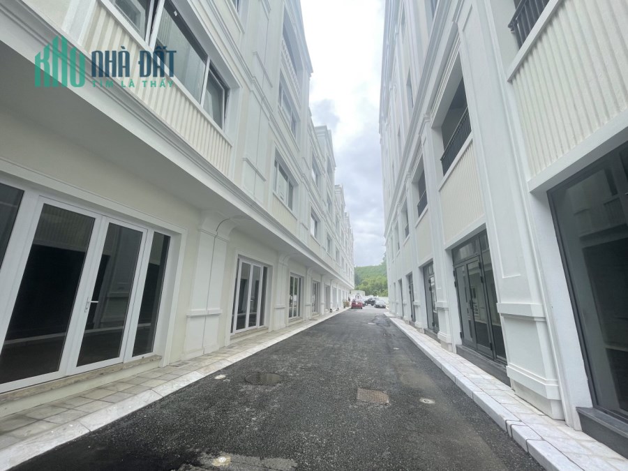 Bán nhà sây sãn 3 tầng 1 tum đã có sổ đỏ tại trung tâm TP  Yên Bái