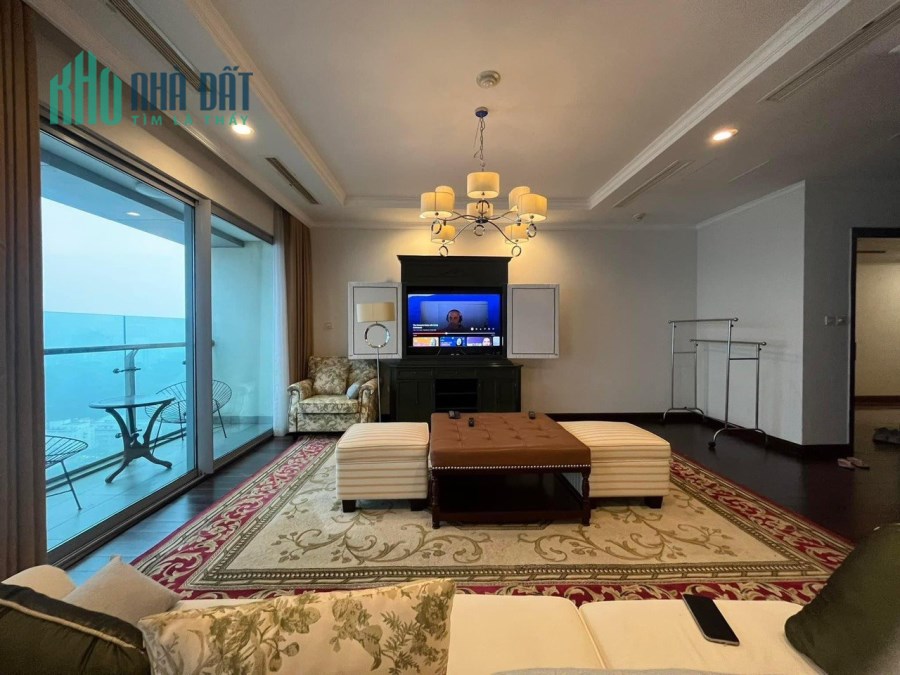 cần cho thuê CHCC Vinhomes Đồng Khởi Q.1, 146m2, 3Pn ,2WC, full nội thất cao cấp, giá 3400$