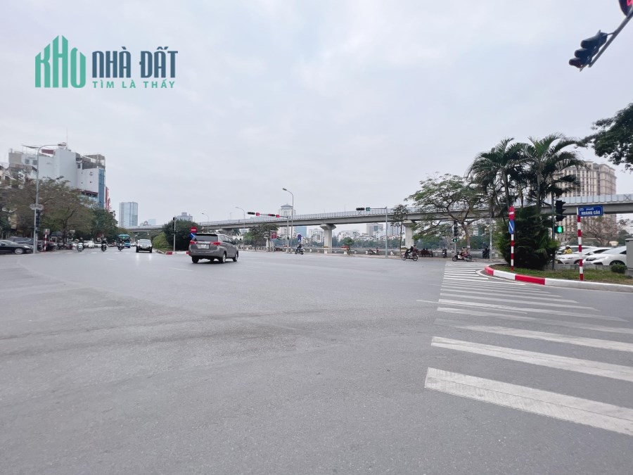 Cần bán mặt phố đẹp nhất quận Cầu Giấy - 370m2 - MT 25m - Giá thương lượng - LH: 0392983878