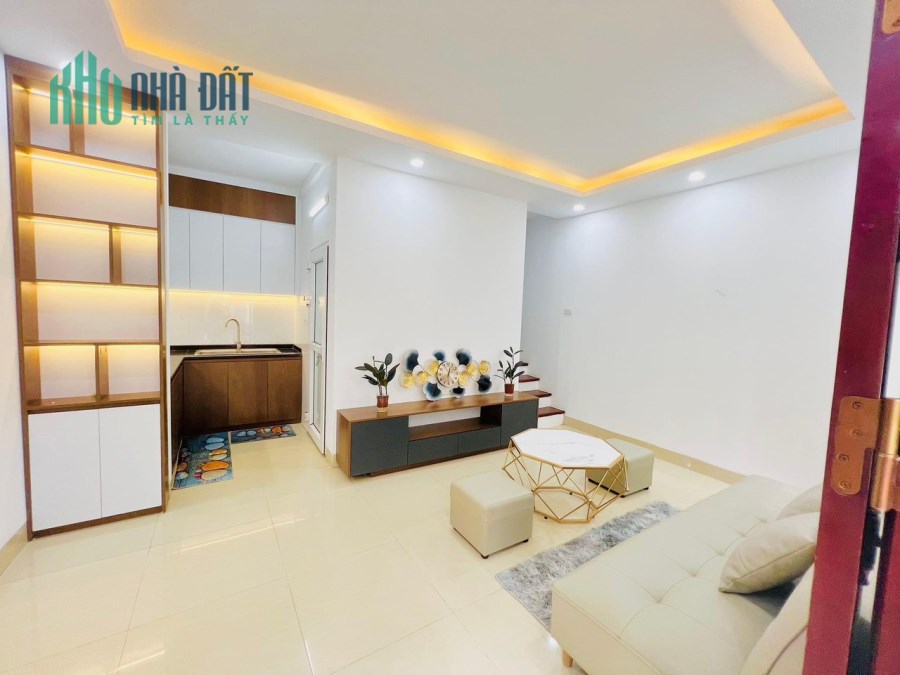 Nhà mới ở ngay P.Đức Giang,full nội thất,ô tô vào nhà 40M,5 tầng, nhỉnh 4 tỷ