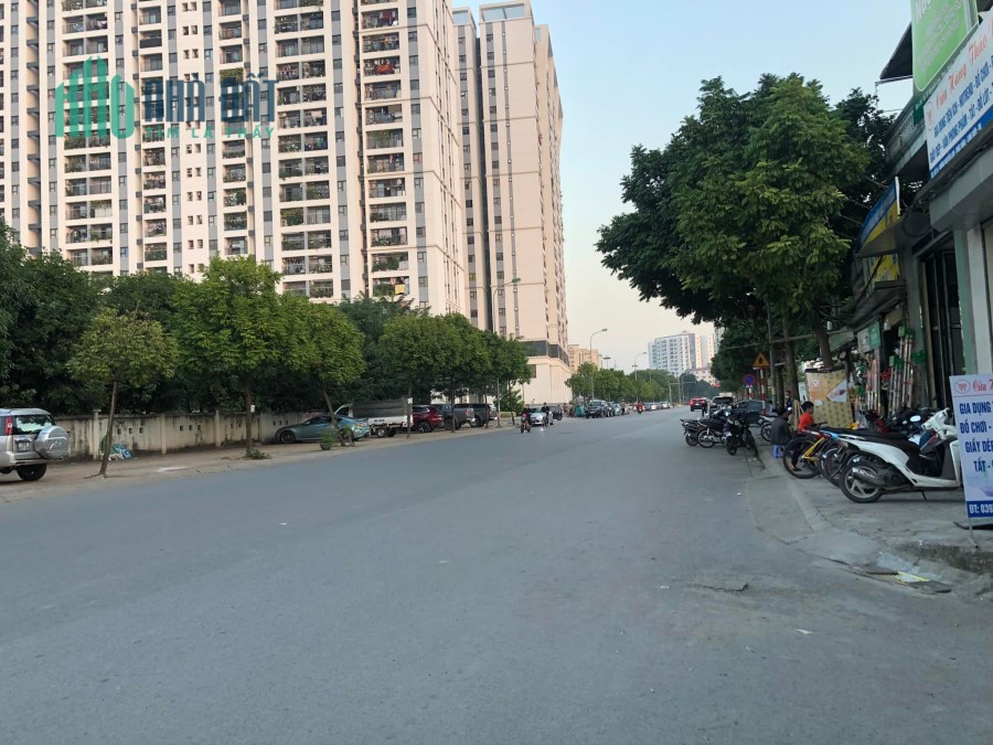 Bán nhà phố Nguyễn Lam, ô tô vào nhà, mặt tiền rộng, diệnt tích 42m2, giá 4.45 tỷ