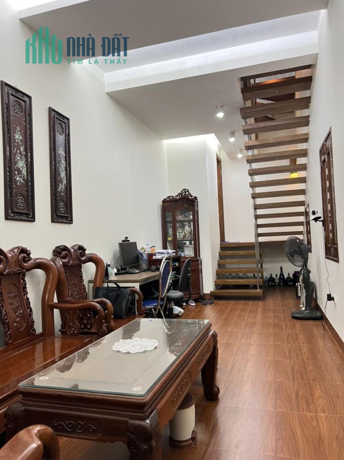 Nhà lô góc Cự Lộc, ngõ nông,  sổ đỏ 20m2. 4 tầng 3PN,  Giá chỉ 2.2 tỷ LH0936206176