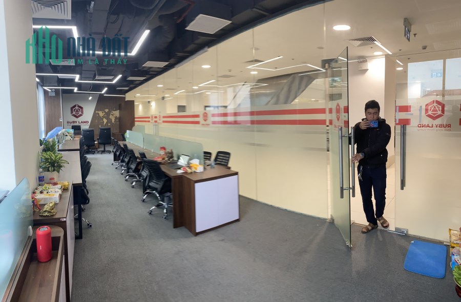 Chính chủ sang nhượng sàn gần 80m2  Goldseason Nguyễn Tuân đầy đủ nội thất vào làm việc luôn