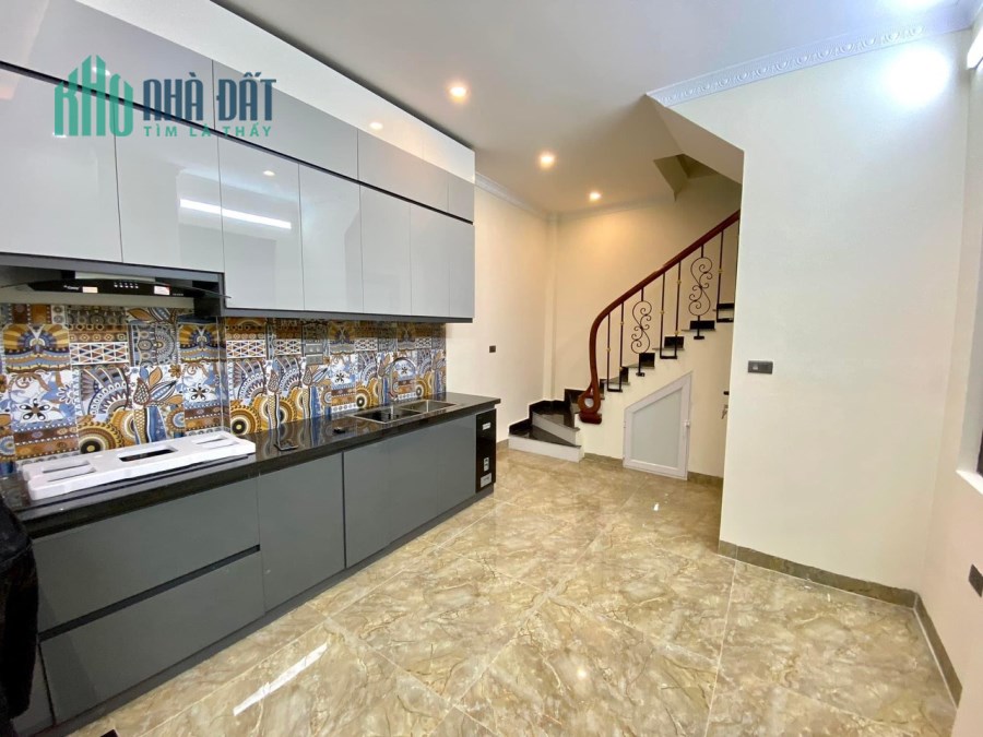 Gia đình cần bán nhà riêng Ngô Gia tự, DT 75M, MT 4M,cách 10M ô tô tránh,nhỉnh 5 tỷ