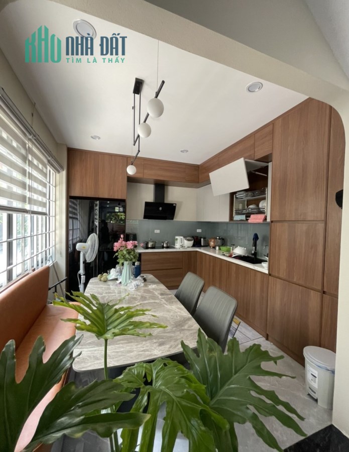 Chỉ 8.9 tỷ sở hữu ngay nhà P/lô ô tô, kinh doanh nhiều loại hình 40m2x5 tầng mt 4/10m