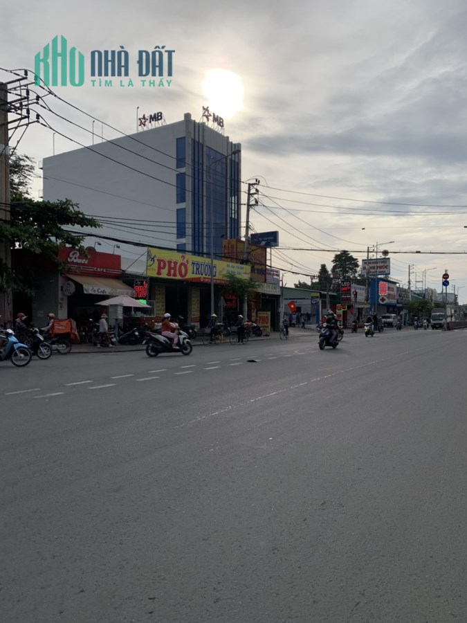 Giảm tới nóc, Chỉ 2.4 tỷ, nhà 60m kề bến xe An Sương, Hocmon