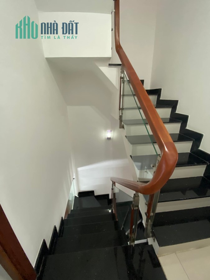 Bán nhà TRƯỜNG SA, PHÚ NHUẬN, trệt 3 lầu, sân để xe, 4.55 tỷ