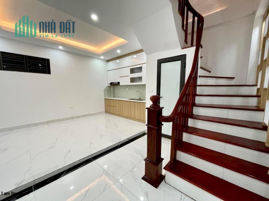 Bán nhà Ngọc Lâm, ngõ thông 2 mặt phố, nhà mới ở ngay, ô tô đỗ cửa, 10m ô tô đỗ tránh.